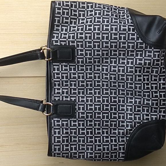 Tommy Hilfiger Purse in Black & White Never Been Used. Super Clean - Picture 6 of 12